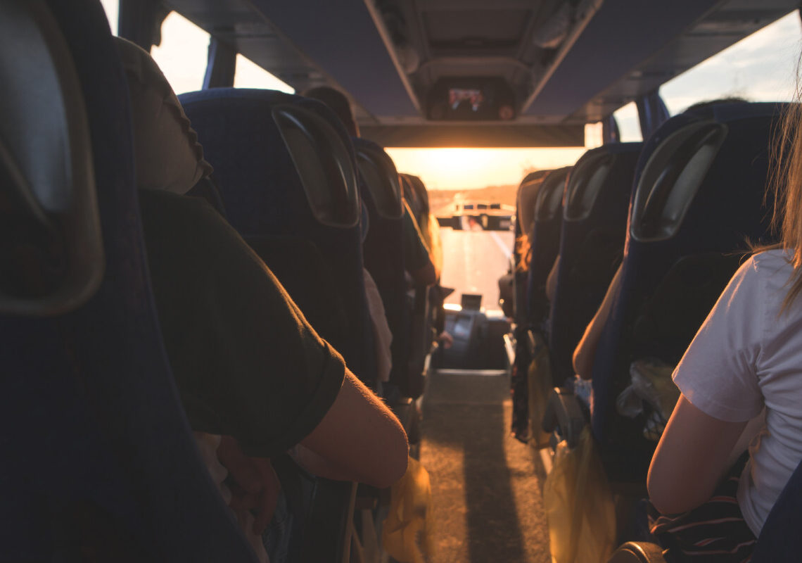 Pullman impazzito in retromarcia: schianto choc, paura e morte tra i passeggeri