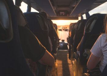 Pullman impazzito in retromarcia: schianto choc, paura e morte tra i passeggeri