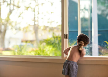 Si arrampica sul davanzale e cade: volo nel vuoto per un bimbo di quattro anni