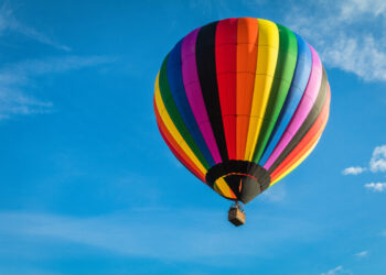 Mongolfiera si schianta contro un’antenna a 274 metri: il salvataggio nel vuoto è da brividi