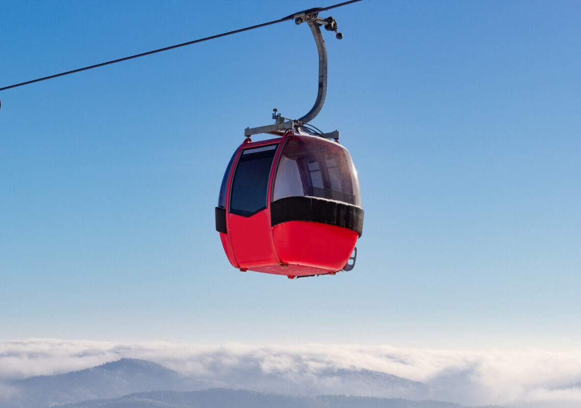 Tragedia in montagna: cabinovia precipita per il forte vento, ci sono vittime