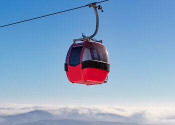 Tragedia in montagna: cabinovia precipita per il forte vento, ci sono vittime