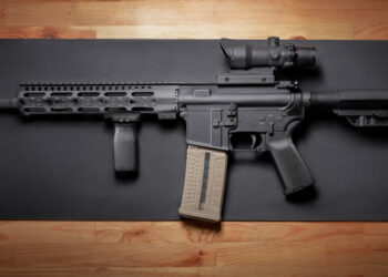 Arriva in ritardo a scuola e apre il fuoco: strage folle con un fucile dell’esercito