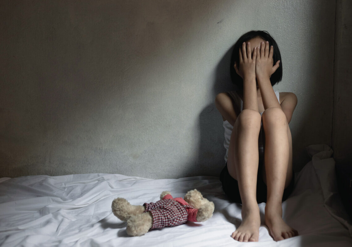 Urla e botte in casa: il gesto della figlia porta all’arresto del padre