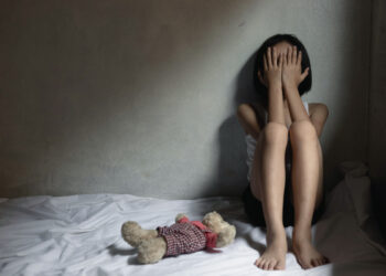 Urla e botte in casa: il gesto della figlia porta all’arresto del padre