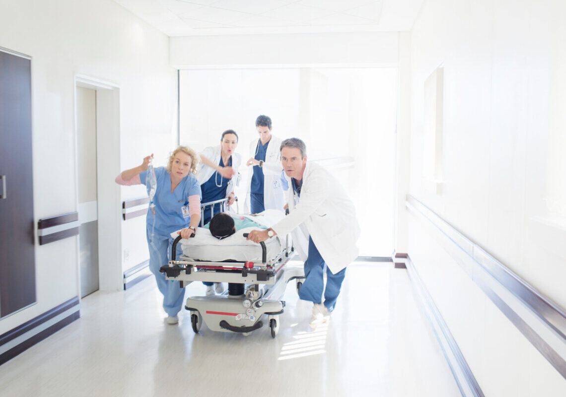 Paziente fuori controllo colpisce tutti: medici e agenti feriti, ecco cosa è successo