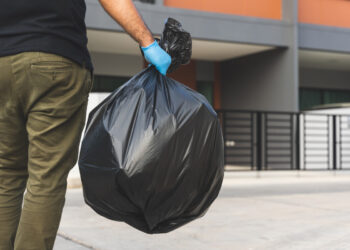 Lancia sacchetti di rifiuti dall’auto ogni mattina: scoperto e punito dopo mesi di indagini