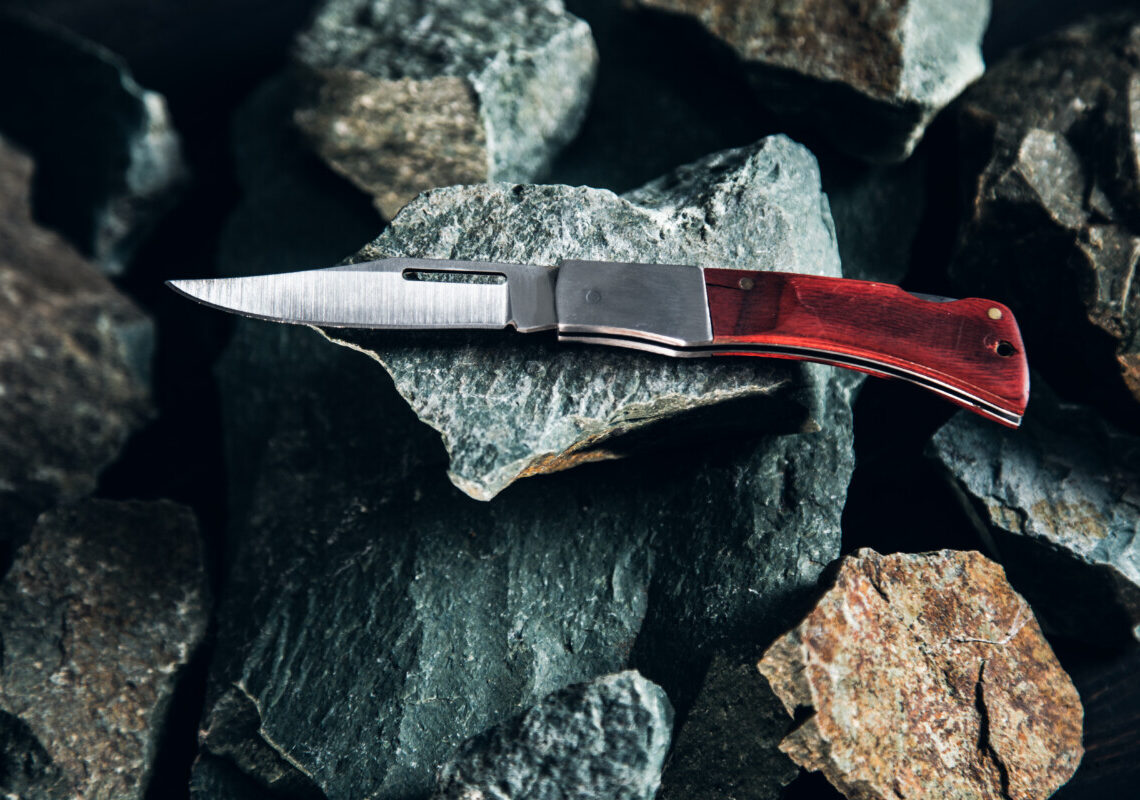 Paura in strada: minorenne colpito con un coltello dopo una lite