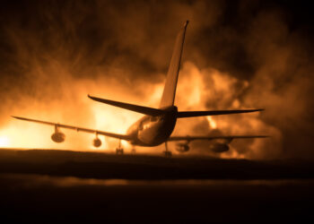 Aereo carico di banconote si schianta: 20 morti e scena choc sulla pista