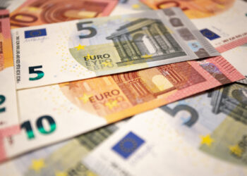 Camion perde banconote sull’asfalto senza accorgersene: automobilisti nel panico