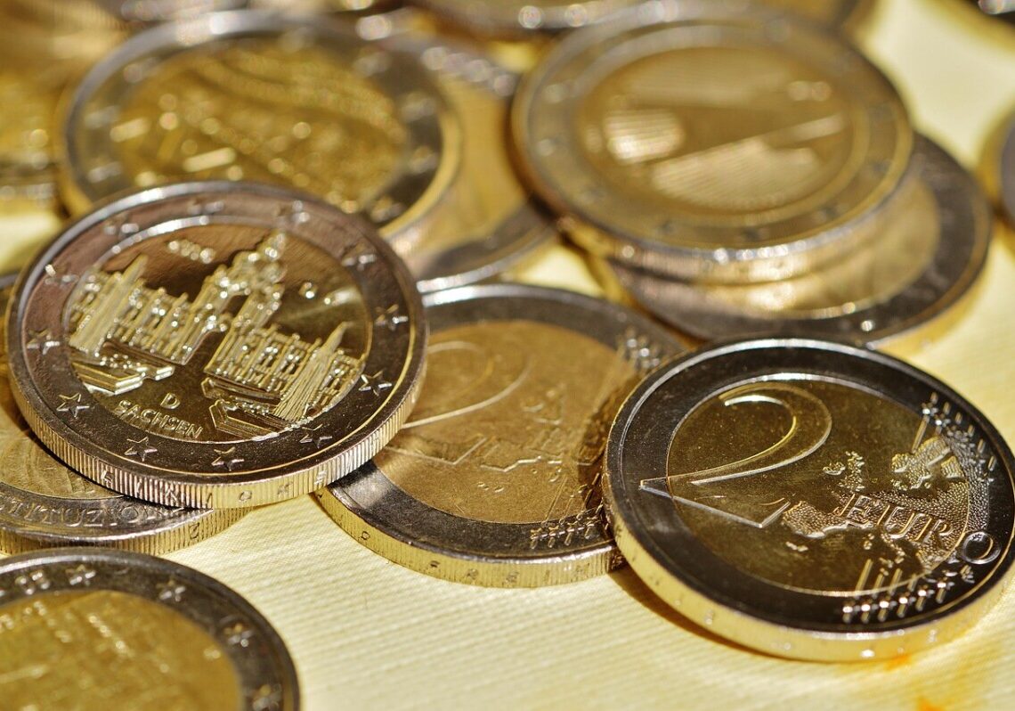 Paga con 560 euro in monete false: il dettaglio che il cassiere nota subito