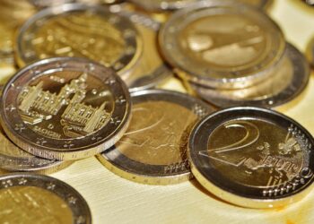 Paga con 560 euro in monete false: il dettaglio che il cassiere nota subito