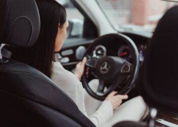 Svolta Uber, ora puoi scegliere chi guida o chi viaggia con te: ecco come funziona