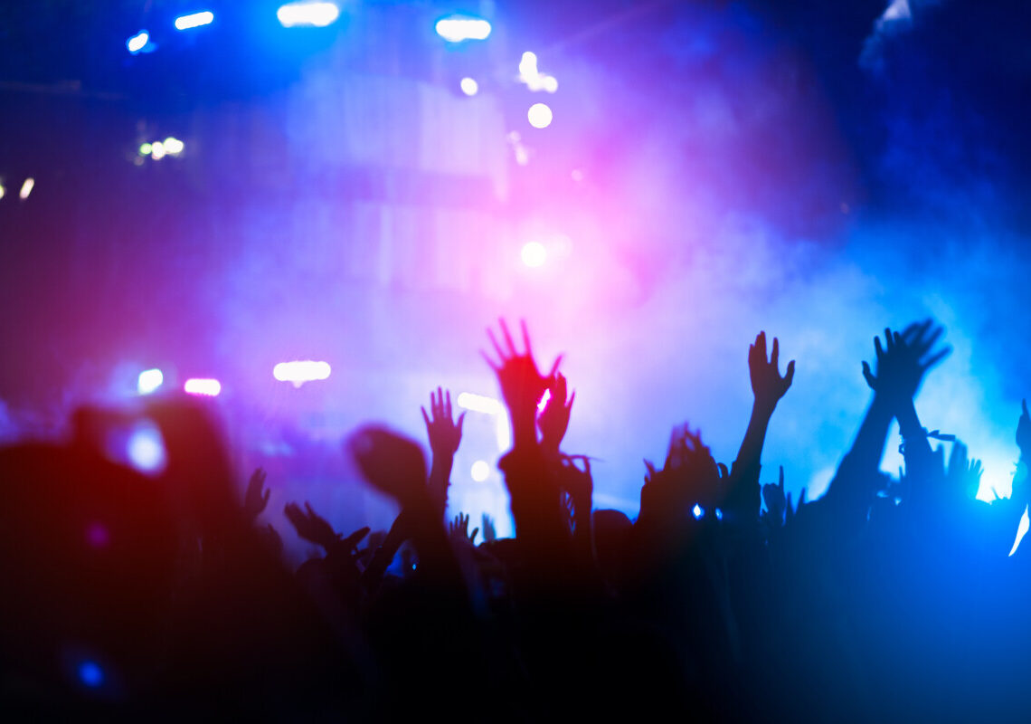 Sparatoria improvvisa: colpi di pistola tra la folla in una discoteca