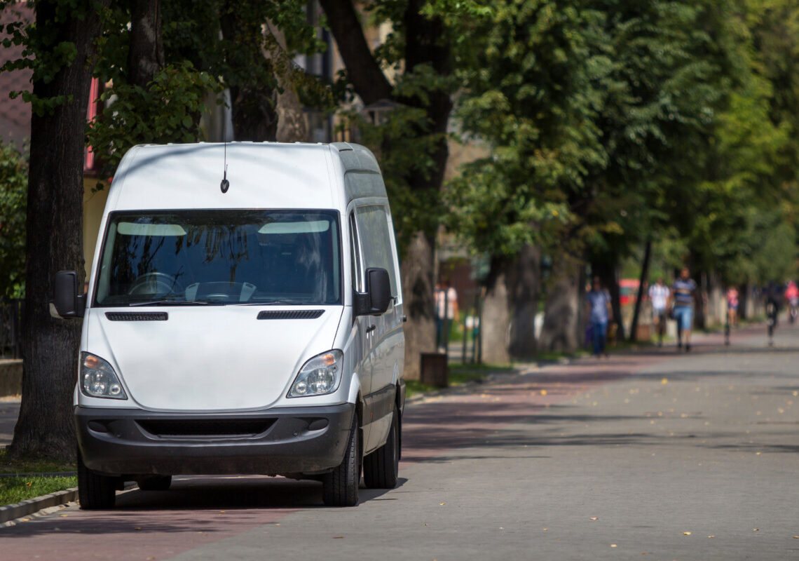 Chiude il figlio in un furgone per un anno: scoperta agghiacciante