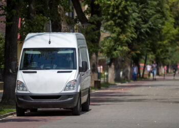 Chiude il figlio in un furgone per un anno: scoperta agghiacciante