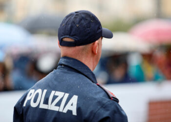 Scoperti in atteggiamenti intimi in pubblico: scatta la multa da capogiro