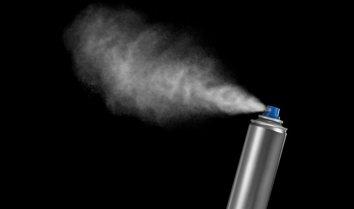 Rimini, spray urticante a scuola per evitare il compito: denunciati cinque minorenni