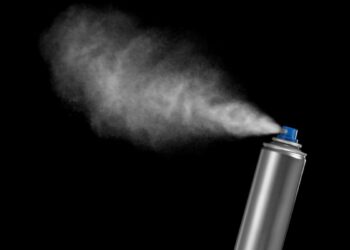 Rimini, spray urticante a scuola per evitare il compito: denunciati cinque minorenni