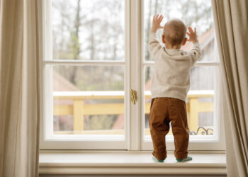 Shock a Bologna: bimbo vola dal secondo piano, indaga la Polizia