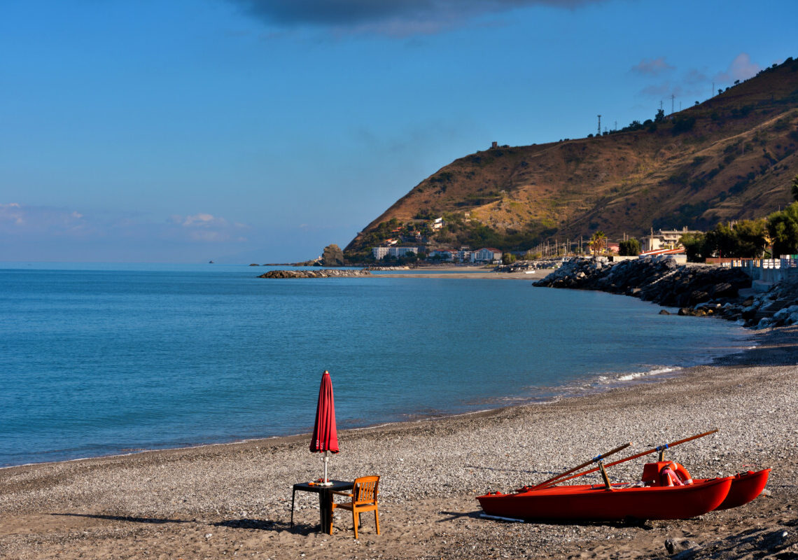Paura sul Tirreno: aereo ultraleggero si schianta davanti ai turisti