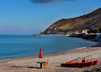Paura sul Tirreno: aereo ultraleggero si schianta davanti ai turisti
