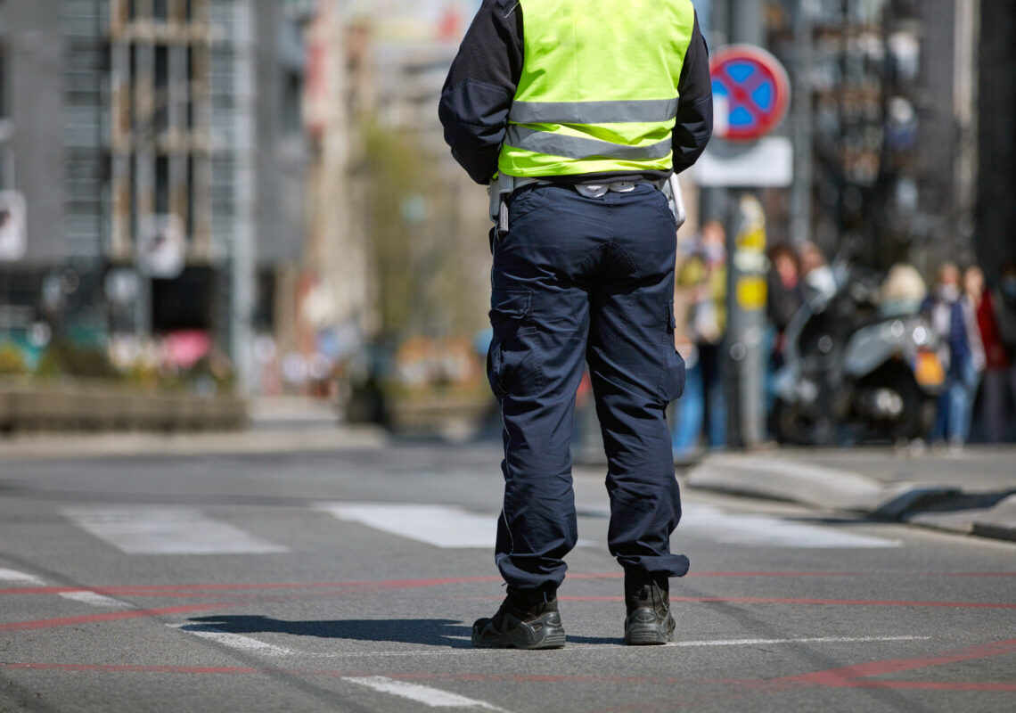 Panico in strada: travolge un vigile e scappa tra la folla