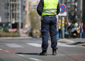 Panico in strada: travolge un vigile e scappa tra la folla