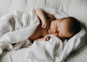 Orrore a Roma: neonato trovato tra droga e rifiuti, condizioni disperate