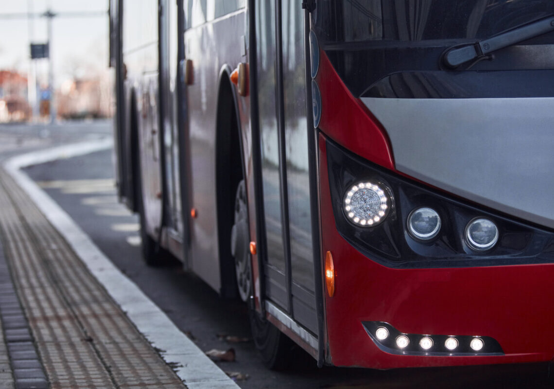 Panico alla fermata bus: sparo in aria tra i giovani, video shock diventa virale