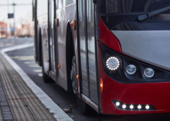 Panico alla fermata bus: sparo in aria tra i giovani, video shock diventa virale