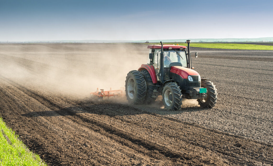 Bimba muore travolta da un trattore: indagini in corso su cosa è accaduto