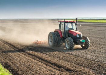 Bimba muore travolta da un trattore: indagini in corso su cosa è accaduto
