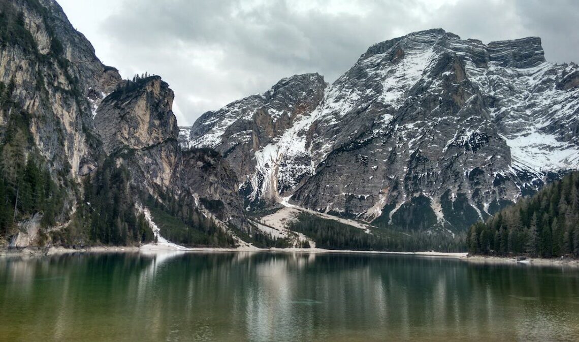 Lago di Braies, ghiaccio cede: cinque persone finiscono nell’acqua gelida