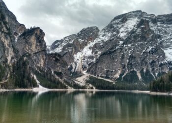 Lago di Braies, ghiaccio cede: cinque persone finiscono nell’acqua gelida