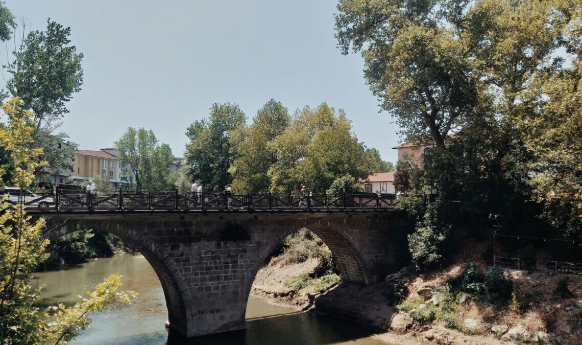 Ponte crolla all’improvviso: auto sparisce nel fiume, uomo disperso