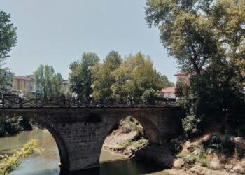 Ponte crolla all’improvviso: auto sparisce nel fiume, uomo disperso