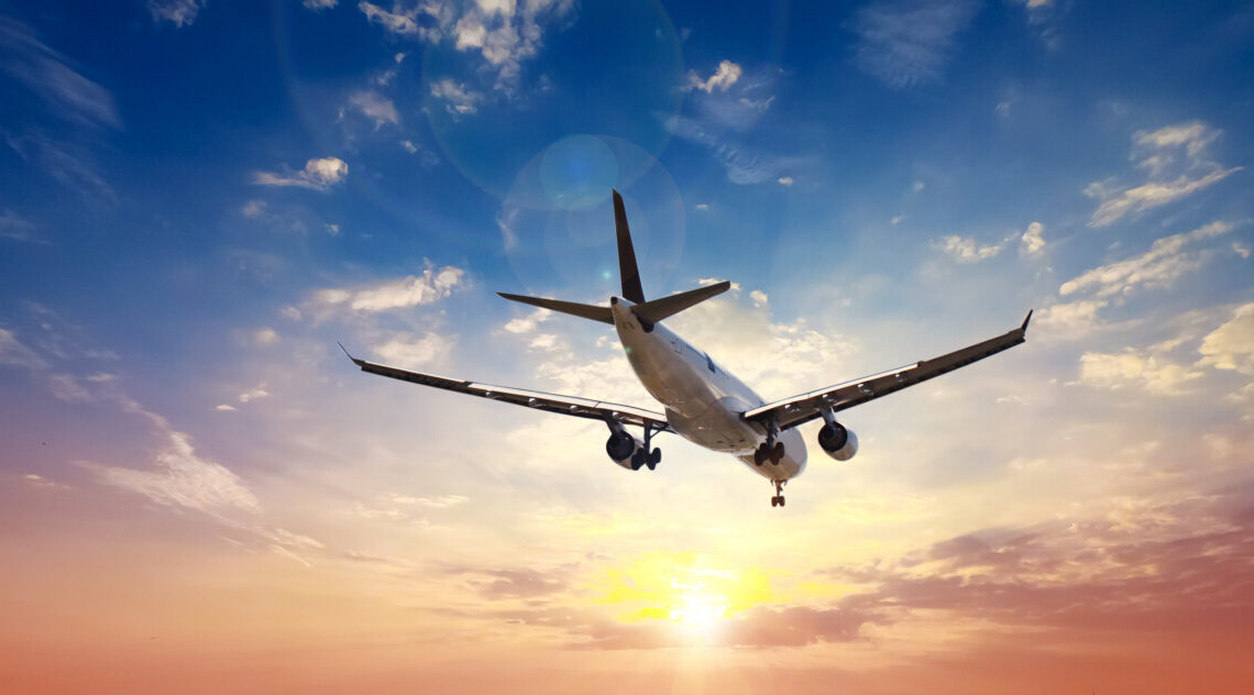 Incidente aereo: volo con oltre 200 passeggeri urta un ostacolo durante la discesa