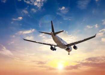 Incidente aereo: volo con oltre 200 passeggeri urta un ostacolo durante la discesa