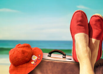 Carta d’identità cartacea e vacanze all’estero: perché senza CIE si rischia di non partire