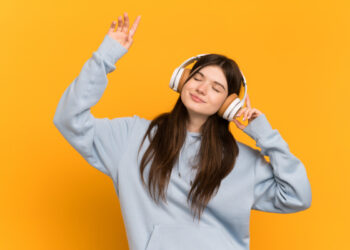 Non è solo musica: ecco cosa succede nella tua mente quando ascolti la tua canzone preferita