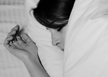 Perché ci si sveglia sempre alla stessa ora durante la notte? Cosa dice la scienza