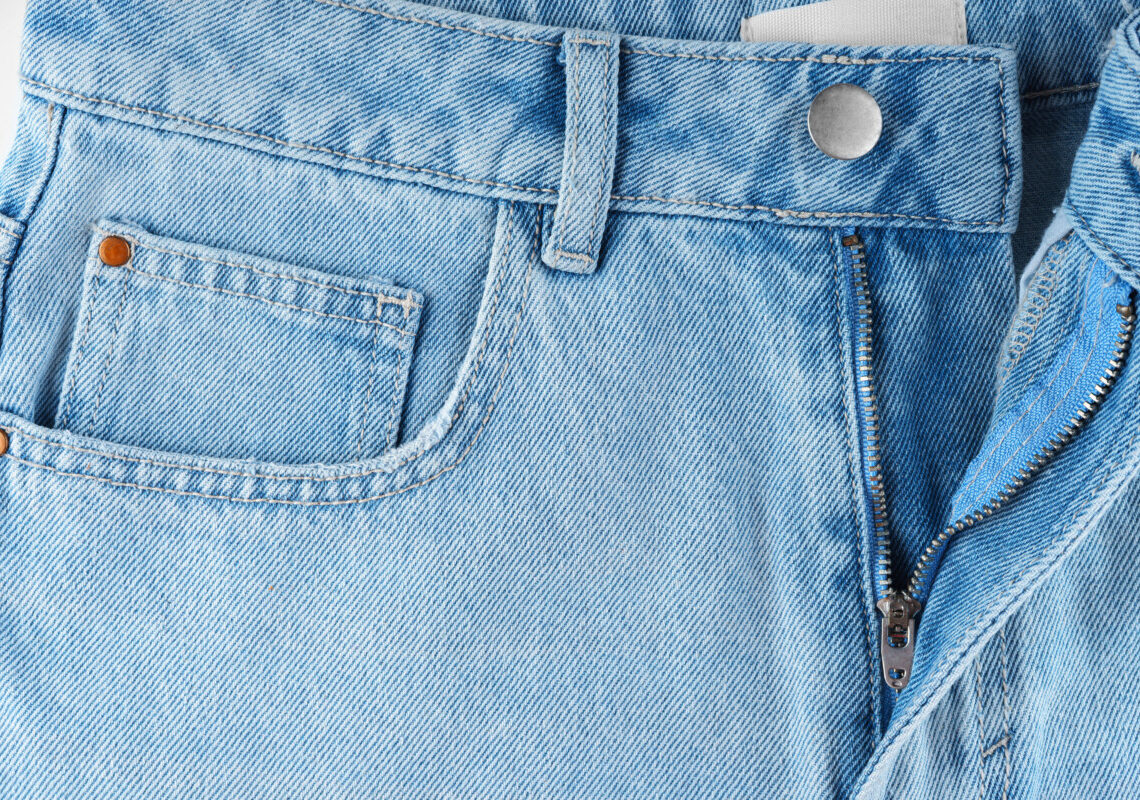 La taschina dei jeans ha una funzione nascosta: ecco a cosa serve davvero
