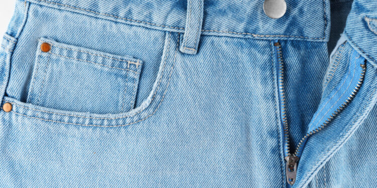La taschina dei jeans ha una funzione nascosta: ecco a cosa serve davvero
